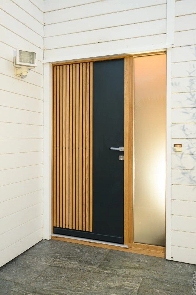Porte d’entrée anthracite et chêne avec fixe latéral, réseau OuvertureS