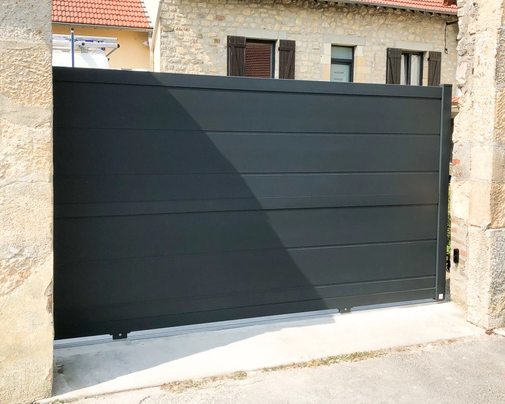 Portail coulissant aluminium anthracite à Reims