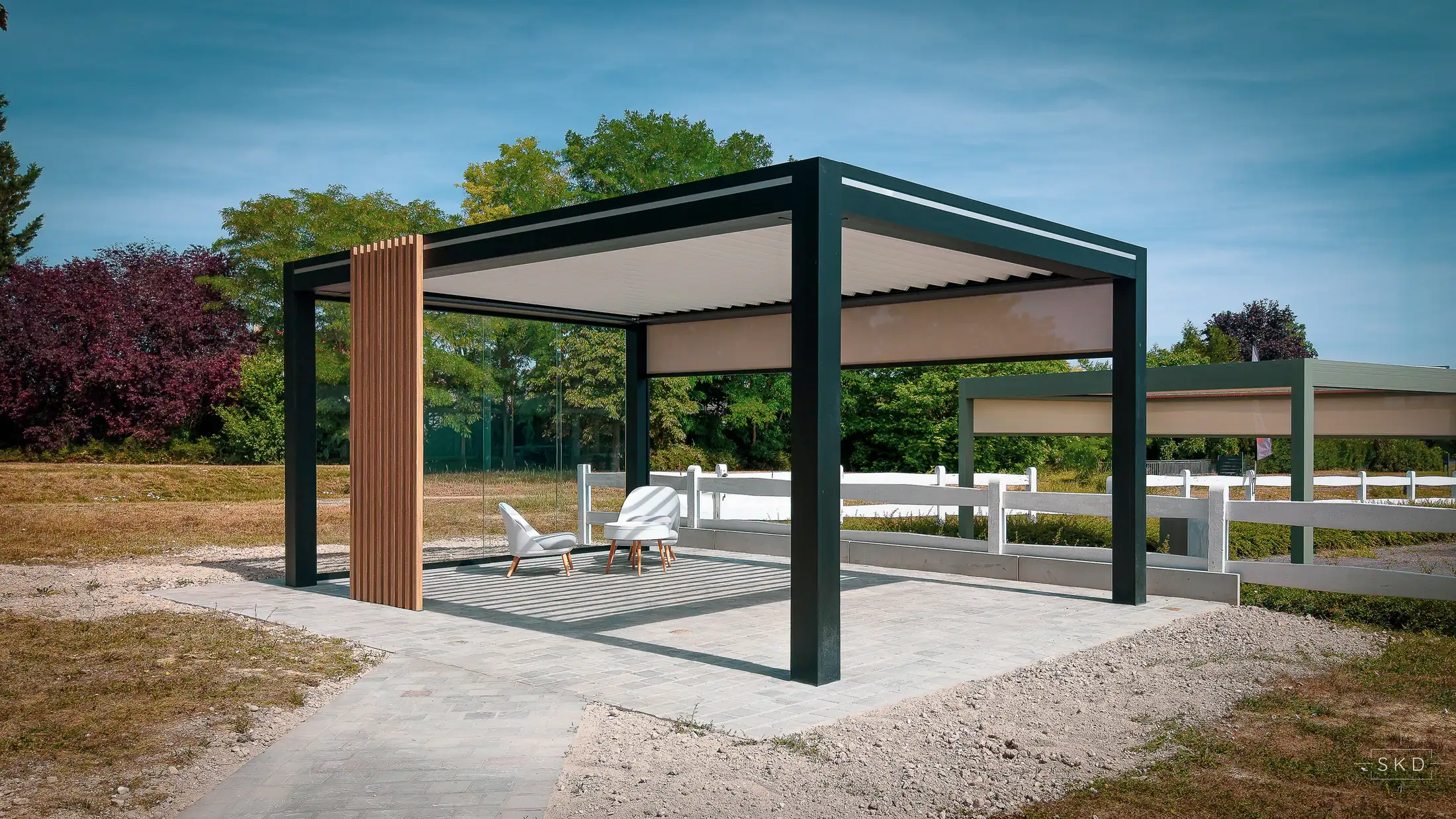 Espace extérieur du showroom SMC Menuiseries à Cormontreuil